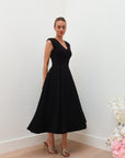 The Iconic Noefture V-Neck Midi Dress Zwart