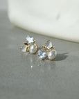 Pearl Triangle Earrings- Goud