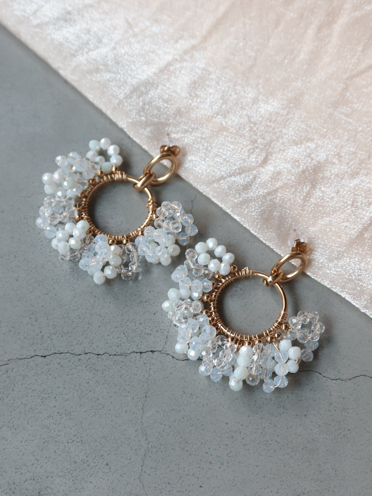 Beaded Hoop Earrings - Wit/Goud - Noefie